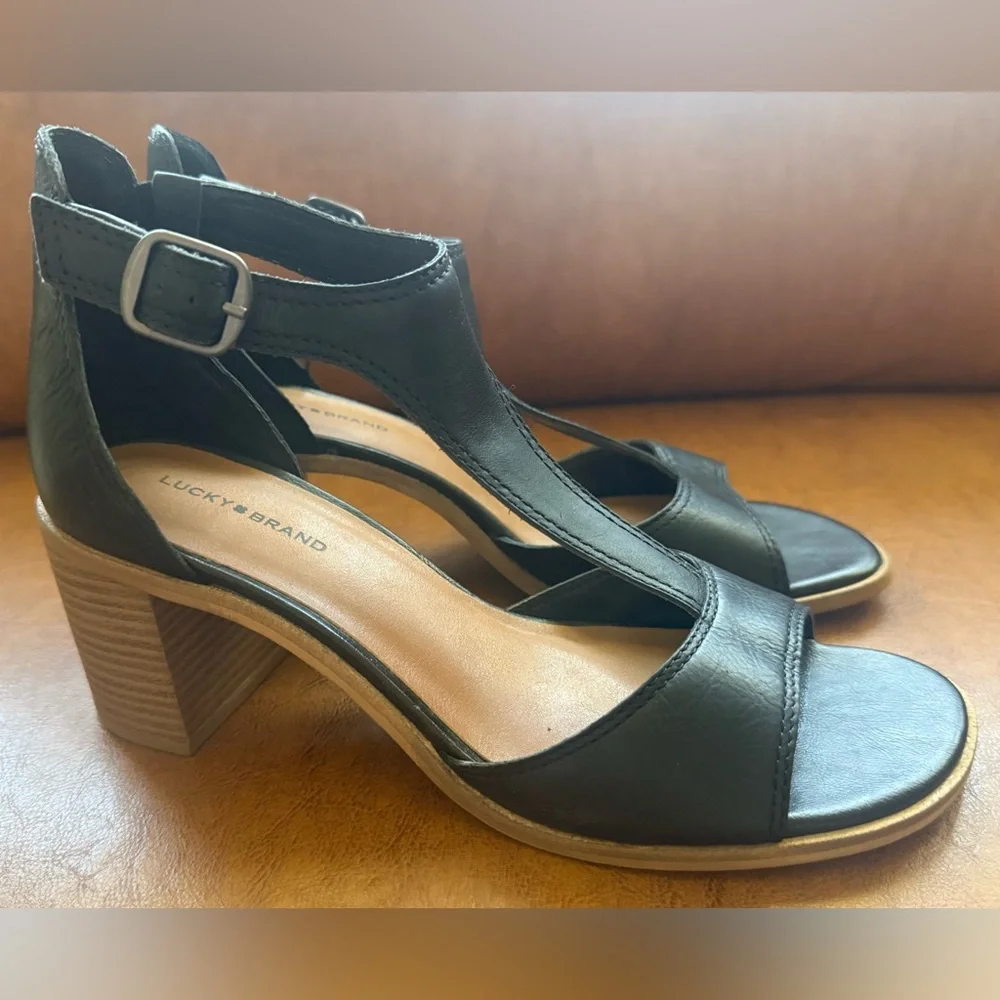 Lucky Brand Sabeni T Strap Block Heel Sandals Black Leather 9.5M EUC - Picture 7 of 9